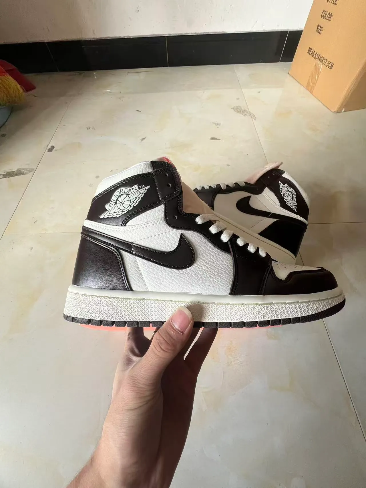 Chaussures de basketball Air Jordan 1 High blanc et noir 7