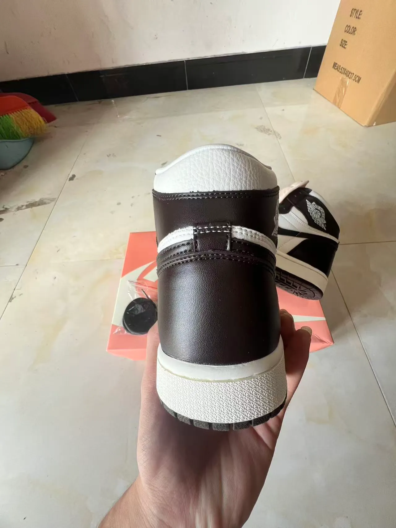 Chaussures de basketball Air Jordan 1 High blanc et noir 8