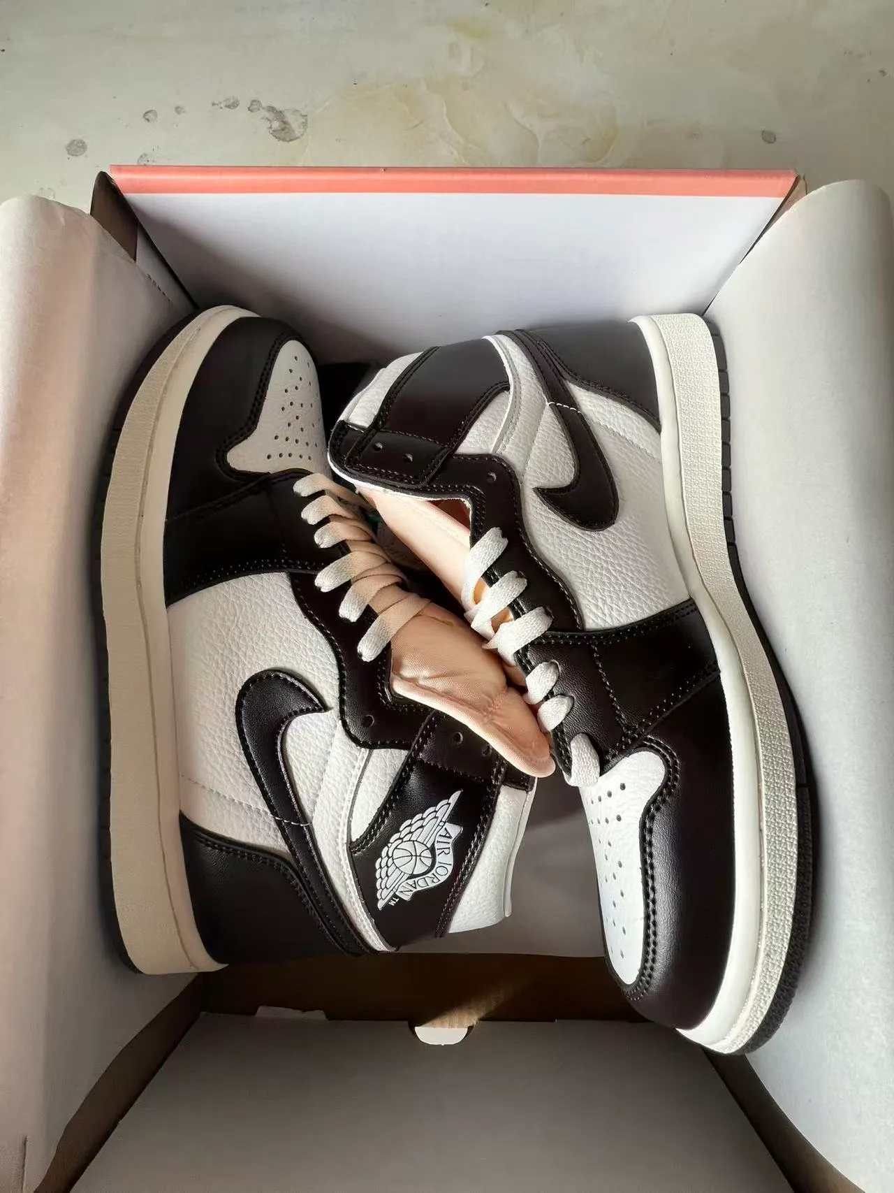 Chaussures de basketball Air Jordan 1 High blanc et noir 9