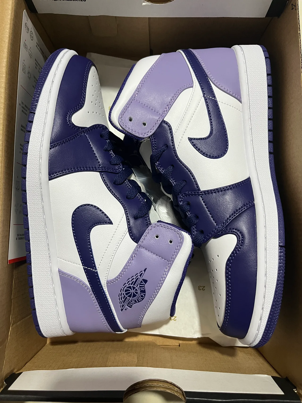 Zapatillas de baloncesto Air Jordan 1 High blanco, azul marino y morado 3