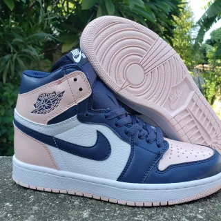 Tênis de basquete de cano alto em couro Air Jordan 1 azul-marinho e rosa