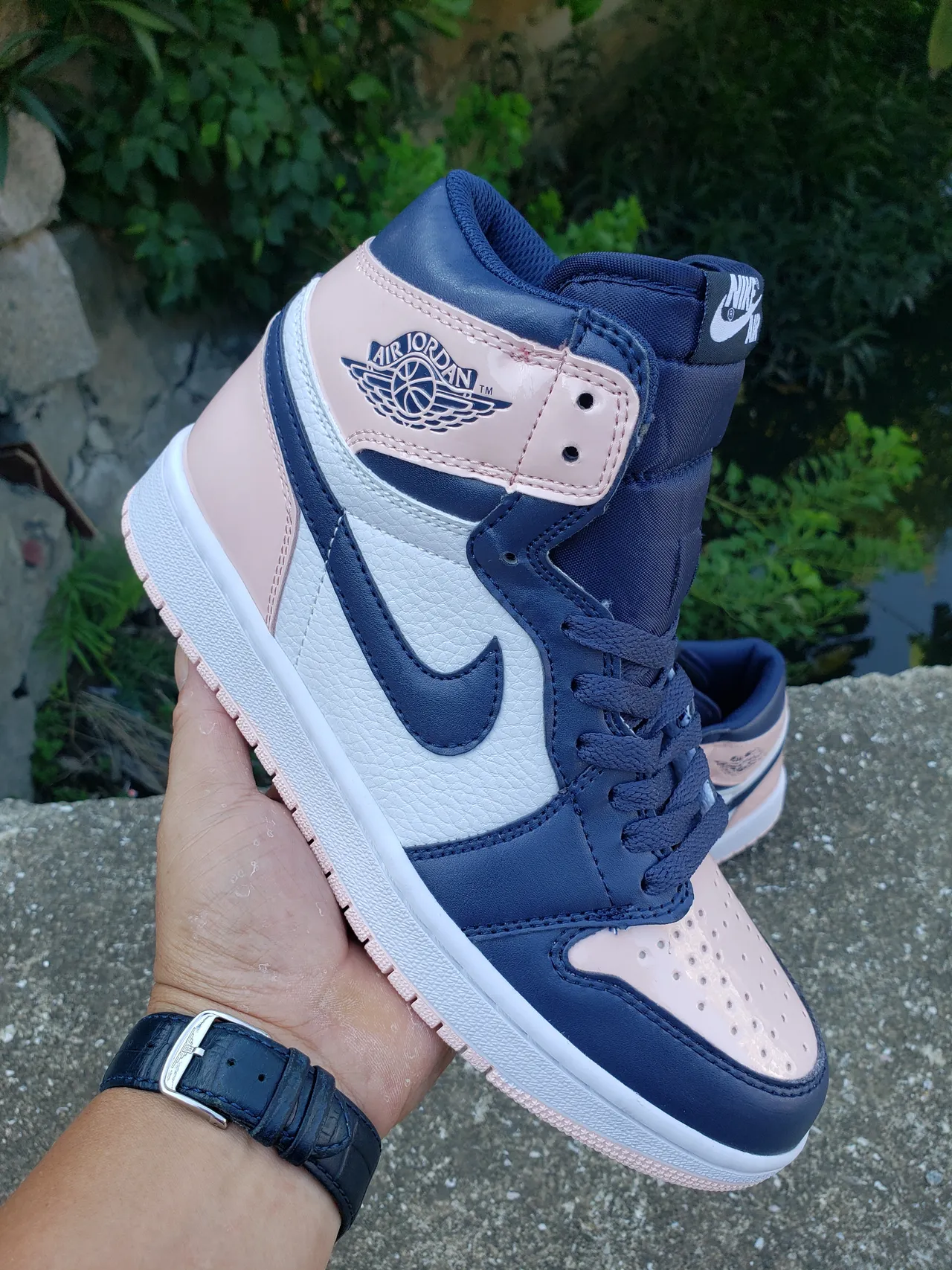 Air Jordan 1 नेवी और पिंक लेदर हाई-टॉप बास्केटबॉल शूज़ 2