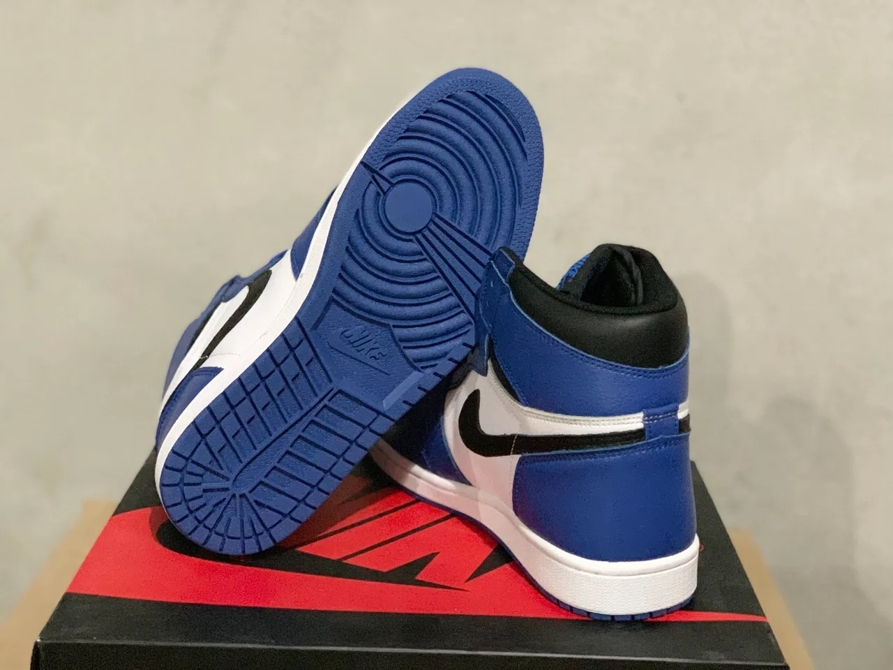 Tênis de basquete Air Jordan 1 azul royal branco preto 2
