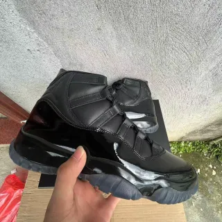 Air Jordan 11 黑色专利皮革篮球鞋