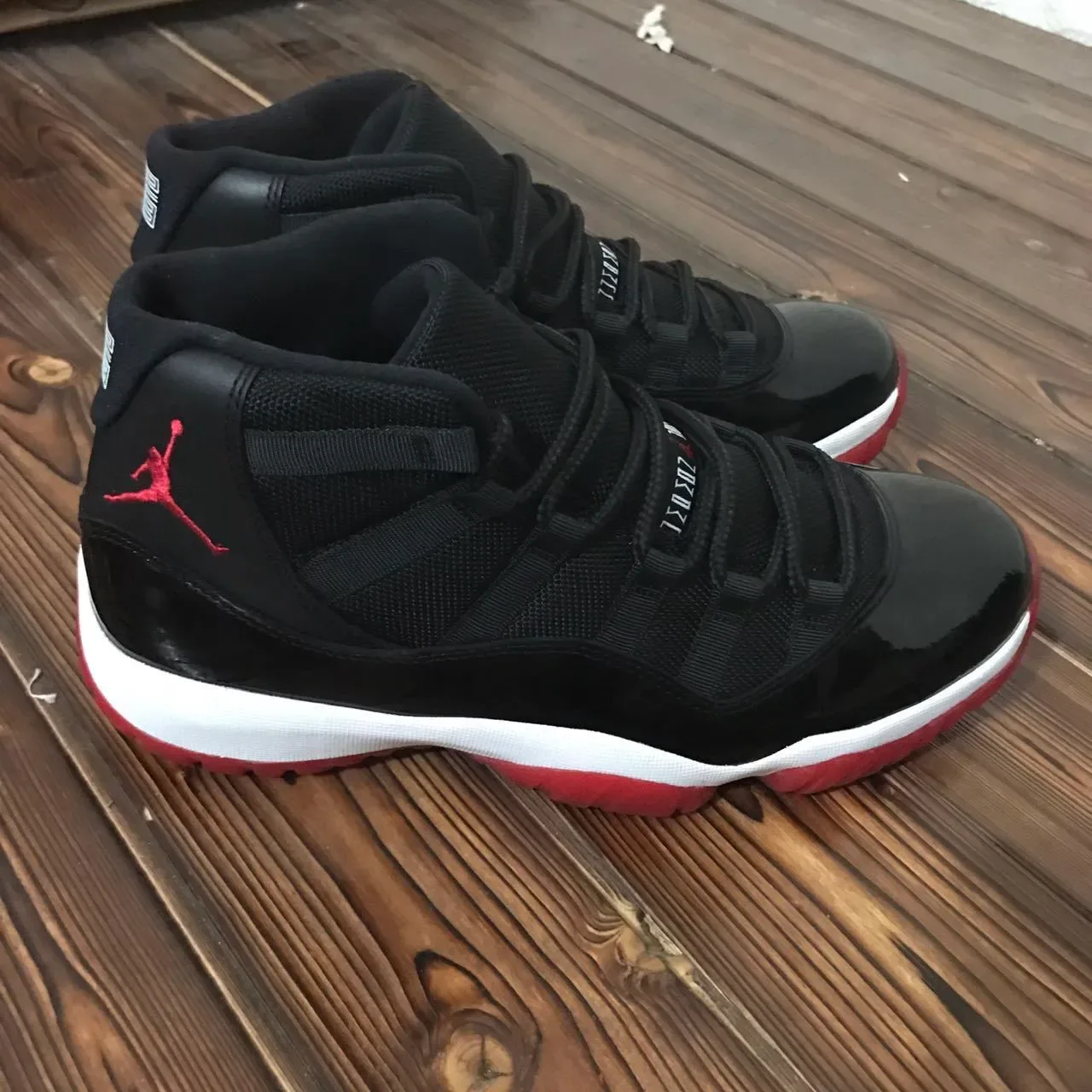 Air Jordan 11 أسود أحمر جلد لامع أحذية كرة السلة 4