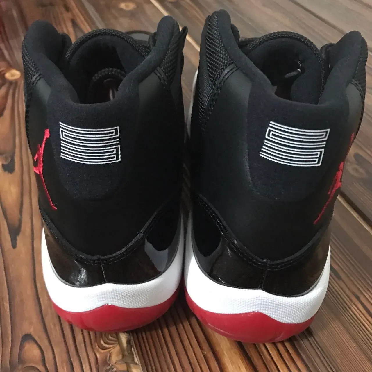 Air Jordan 11 أسود أحمر جلد لامع أحذية كرة السلة 7