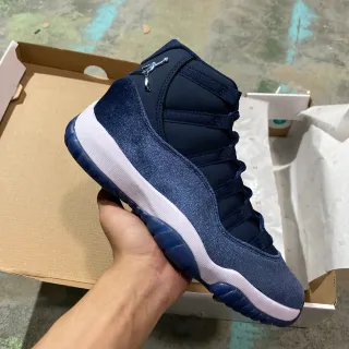 Tênis de basquete Air Jordan 11 veludo azul-marinho e branco