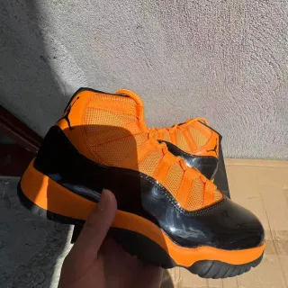 Tênis de basquete Air Jordan 11 de couro envernizado laranja e preto
