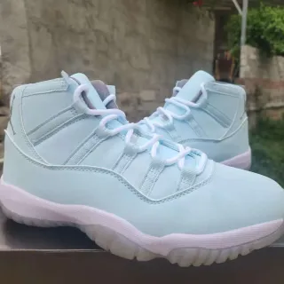 Tênis de basquete de cano alto Air Jordan 11 azul-pálido