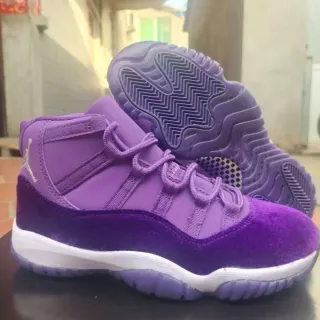 Tênis de basquete de cano alto Air Jordan 11 em veludo roxo