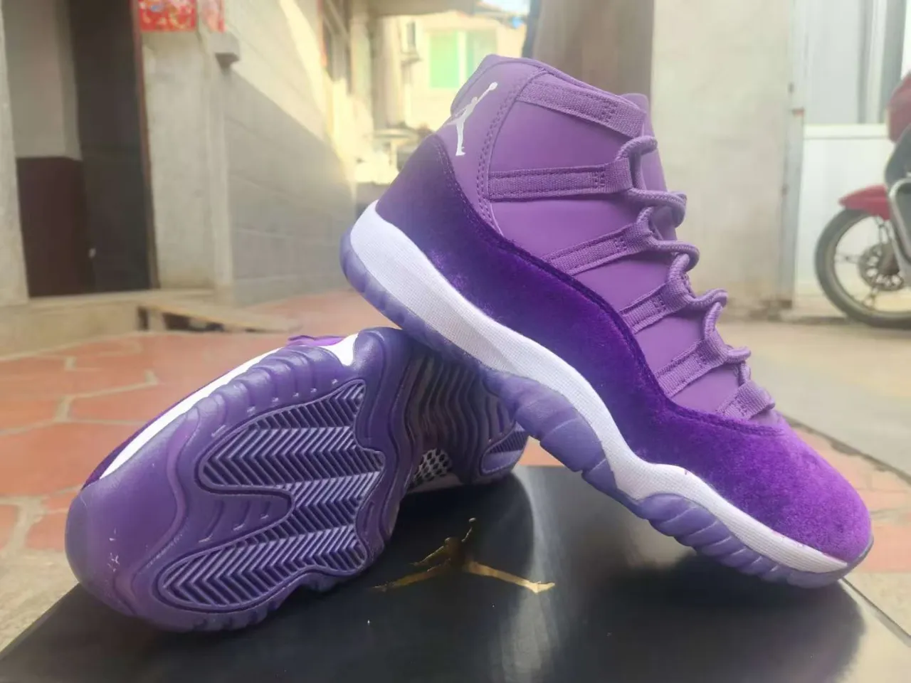 Zapatillas de baloncesto de caña alta Air Jordan 11 de terciopelo morado 2
