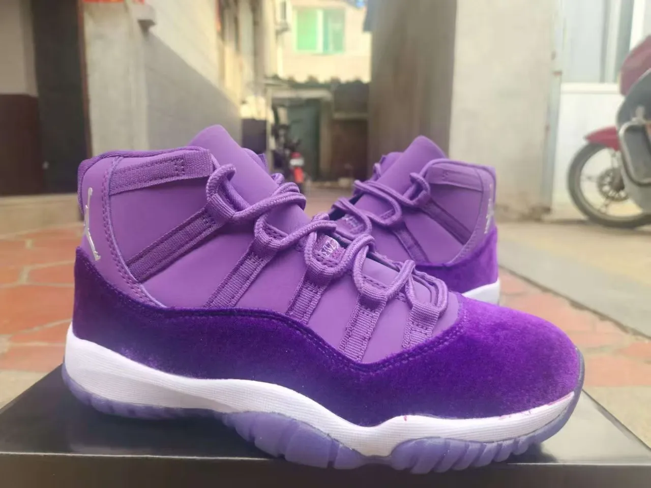 Zapatillas de baloncesto de caña alta Air Jordan 11 de terciopelo morado 3