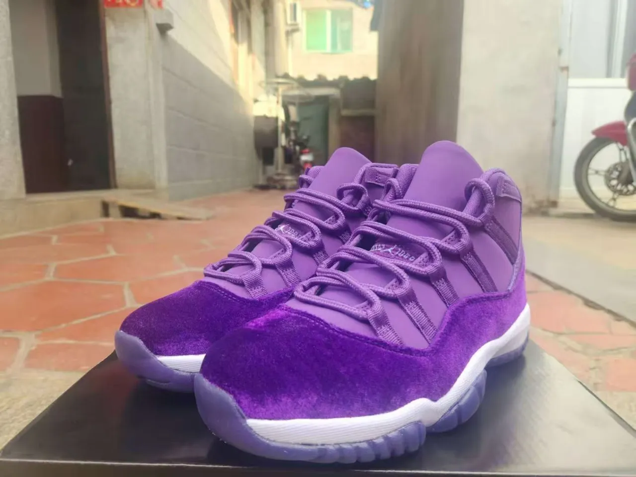 Zapatillas de baloncesto de caña alta Air Jordan 11 de terciopelo morado 4