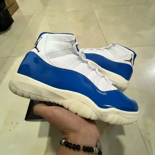 Tênis de basquete Air Jordan 11 de couro envernizado azul royal