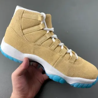 Tênis de basquete Air Jordan 11 em camurça marrom-claro, branco e azul-claro