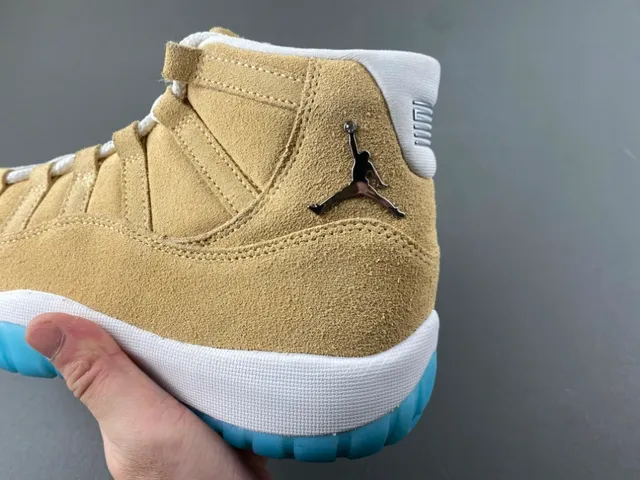Tênis de basquete Air Jordan 11 em camurça marrom-claro, branco e azul-claro 2