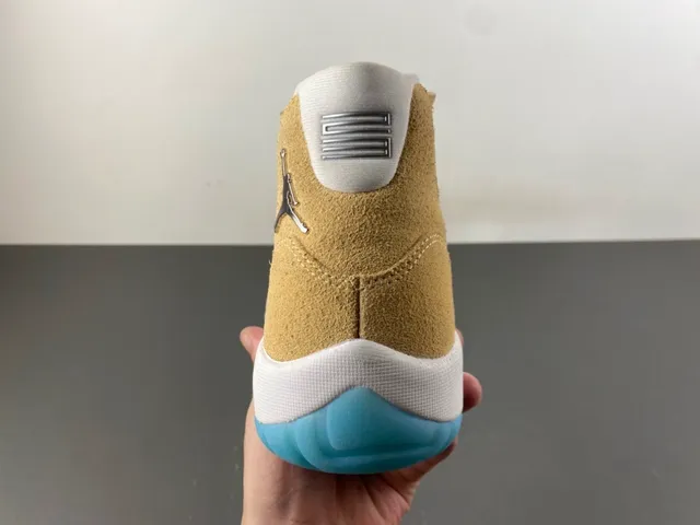 Tênis de basquete Air Jordan 11 em camurça marrom-claro, branco e azul-claro 3