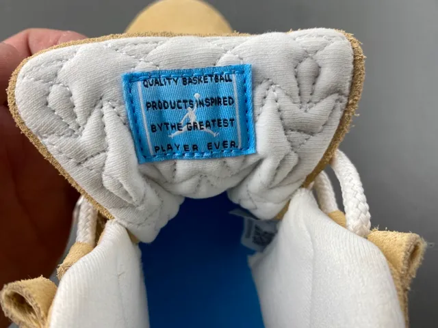 Tênis de basquete Air Jordan 11 em camurça marrom-claro, branco e azul-claro 4