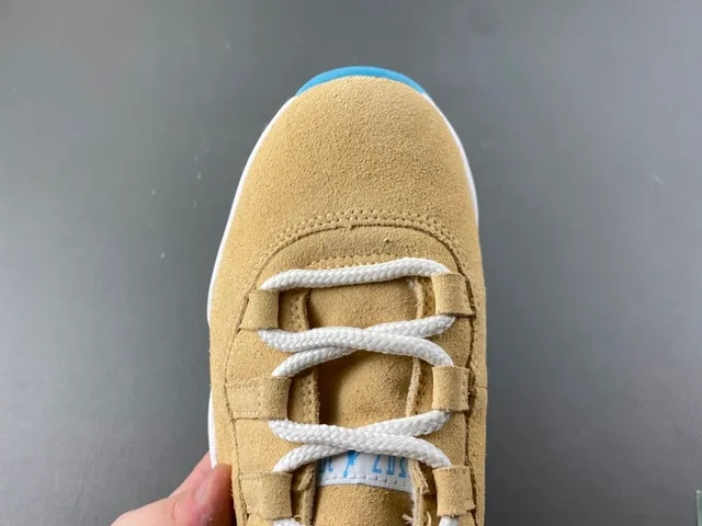 Tênis de basquete Air Jordan 11 em camurça marrom-claro, branco e azul-claro 5