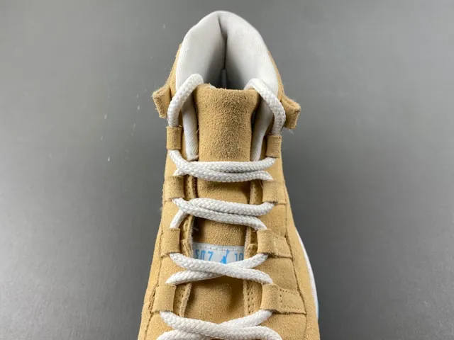 Tênis de basquete Air Jordan 11 em camurça marrom-claro, branco e azul-claro 6