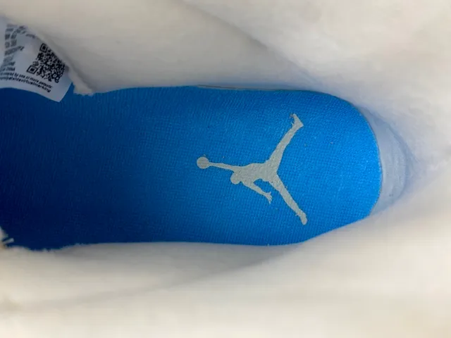 Tênis de basquete Air Jordan 11 em camurça marrom-claro, branco e azul-claro 7