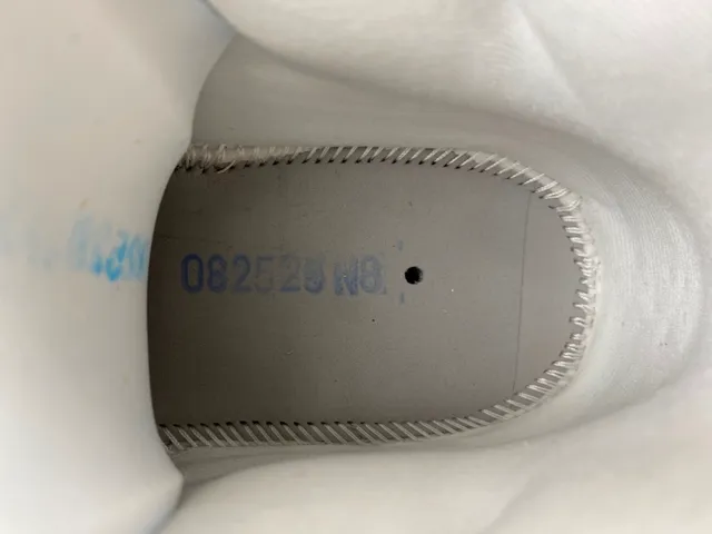 Tênis de basquete Air Jordan 11 em camurça marrom-claro, branco e azul-claro 8