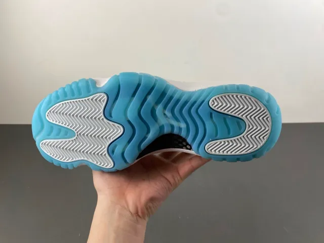 Tênis de basquete Air Jordan 11 em camurça marrom-claro, branco e azul-claro 9