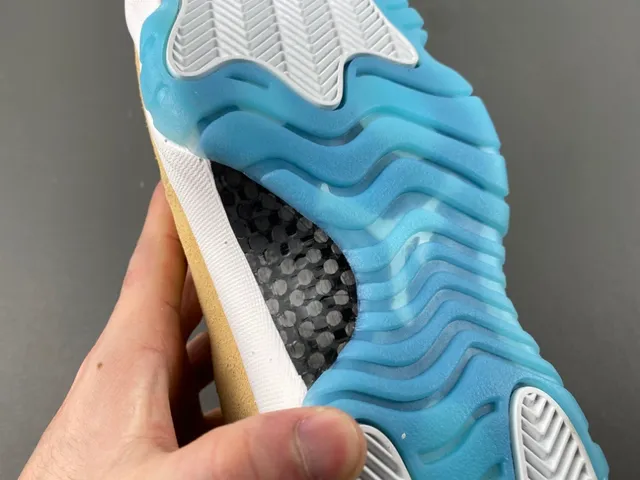 Tênis de basquete Air Jordan 11 em camurça marrom-claro, branco e azul-claro 10