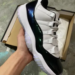 Tênis de basquete Air Jordan 11 branco e preto iridescente