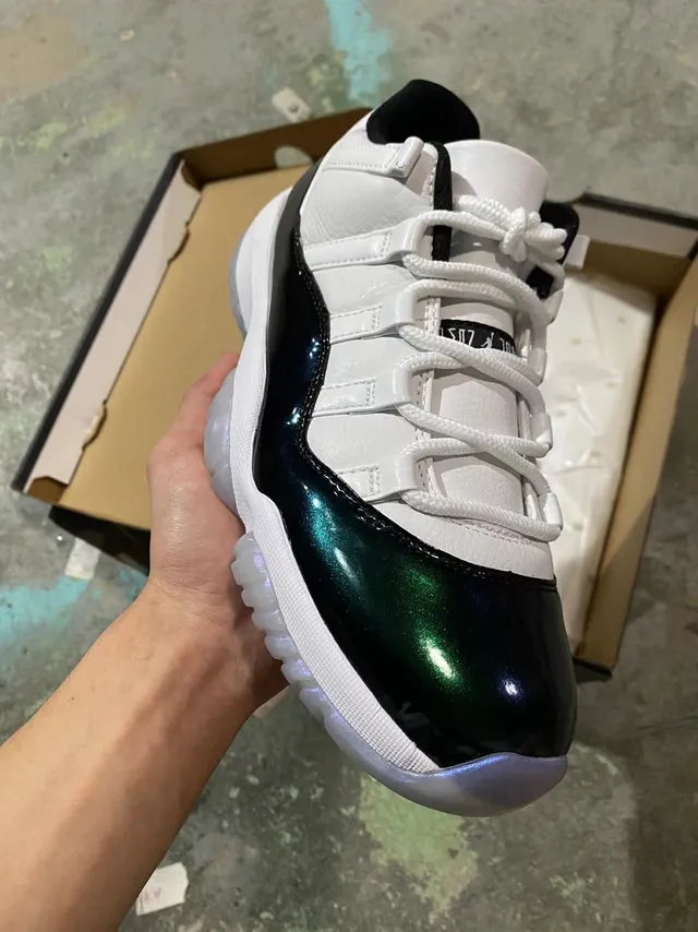 حذاء كرة السلة Air Jordan 11 أبيض وأسود قزحي 2