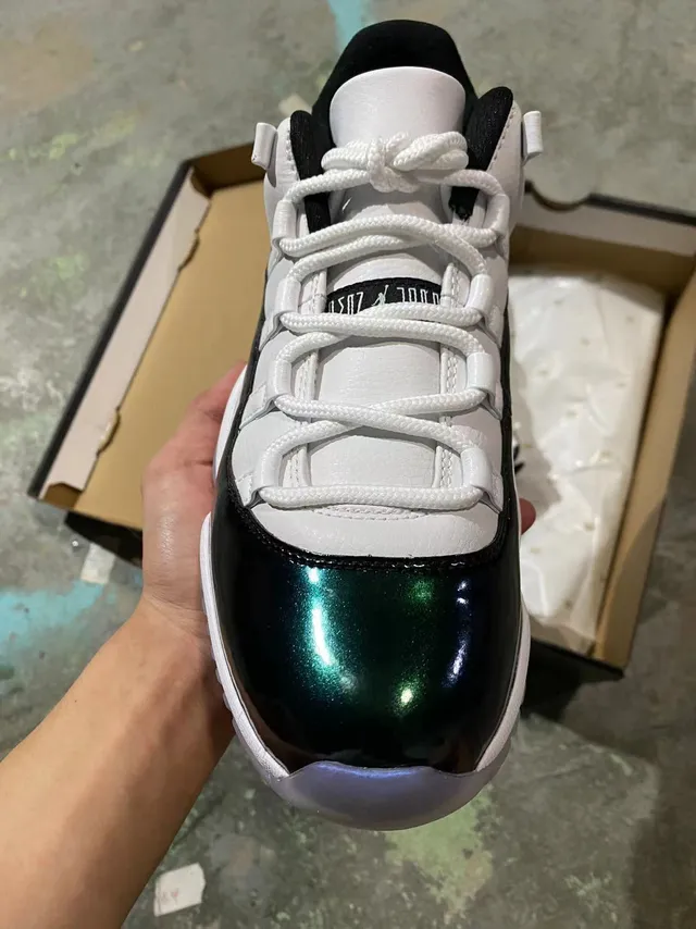 حذاء كرة السلة Air Jordan 11 أبيض وأسود قزحي 3