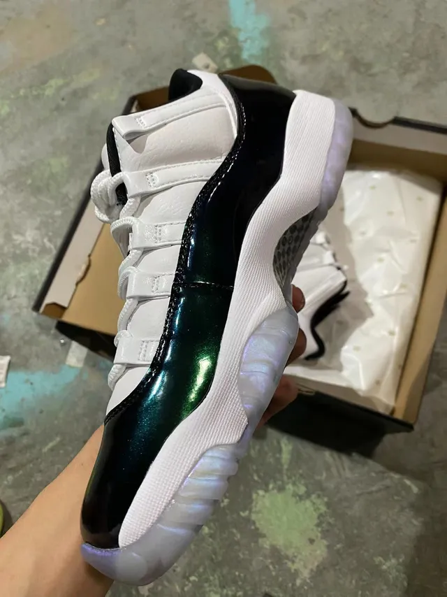 حذاء كرة السلة Air Jordan 11 أبيض وأسود قزحي 4