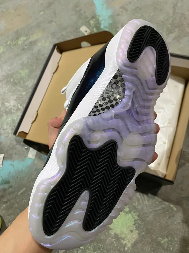 حذاء كرة السلة Air Jordan 11 أبيض وأسود قزحي 5
