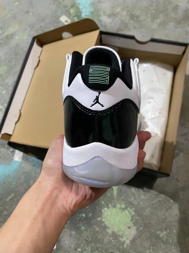 حذاء كرة السلة Air Jordan 11 أبيض وأسود قزحي 6