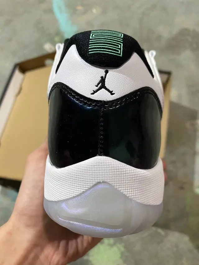 حذاء كرة السلة Air Jordan 11 أبيض وأسود قزحي 7