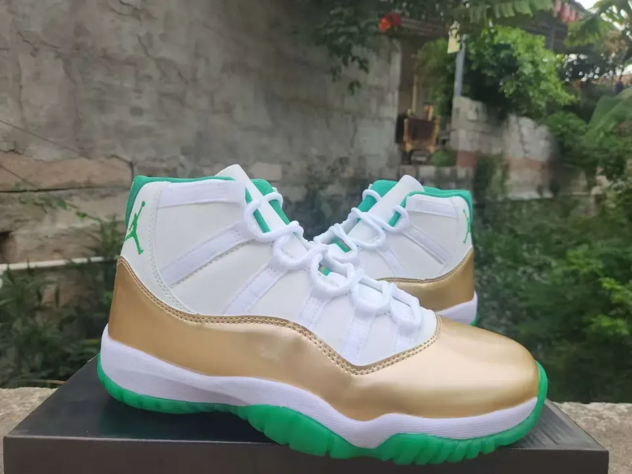Air Jordan 11 Chaussures de Basketball Blanc Doré Vert 2