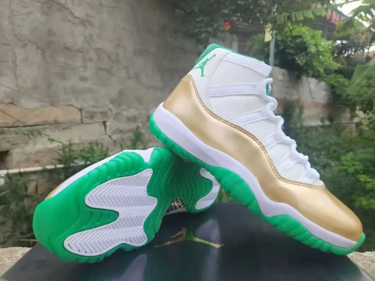 Air Jordan 11 Chaussures de Basketball Blanc Doré Vert 3