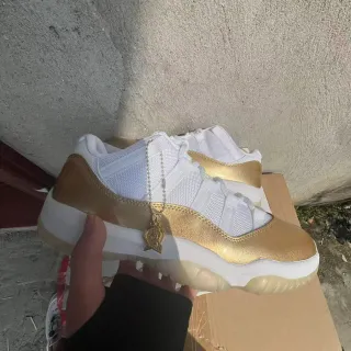 Tênis de basquete Air Jordan 11 em couro envernizado branco e dourado