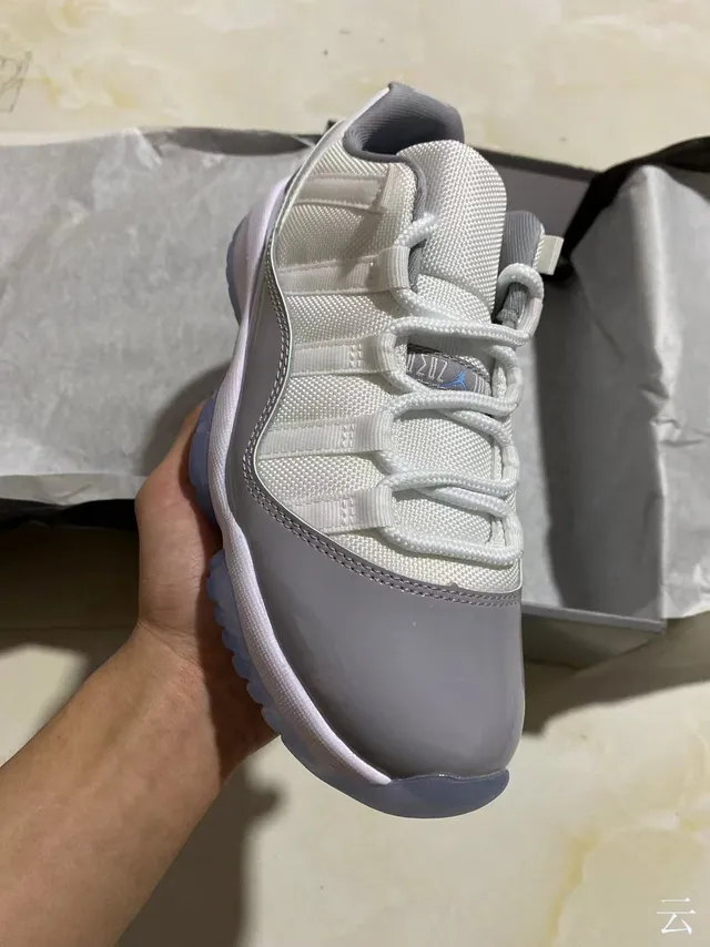 Air Jordan 11 Chaussures de Basketball Blanc Gris Semelle Translucide 2