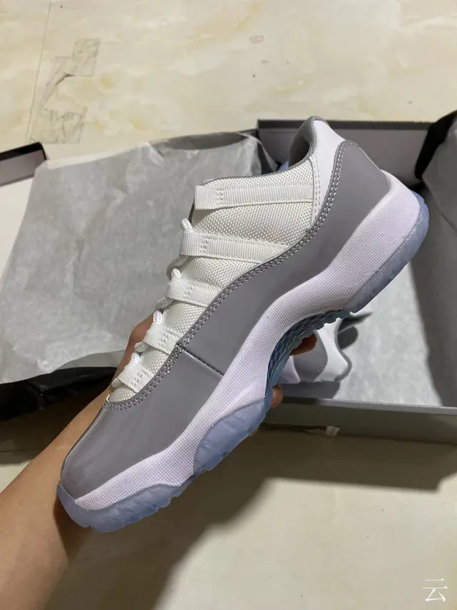 Air Jordan 11 Chaussures de Basketball Blanc Gris Semelle Translucide 4