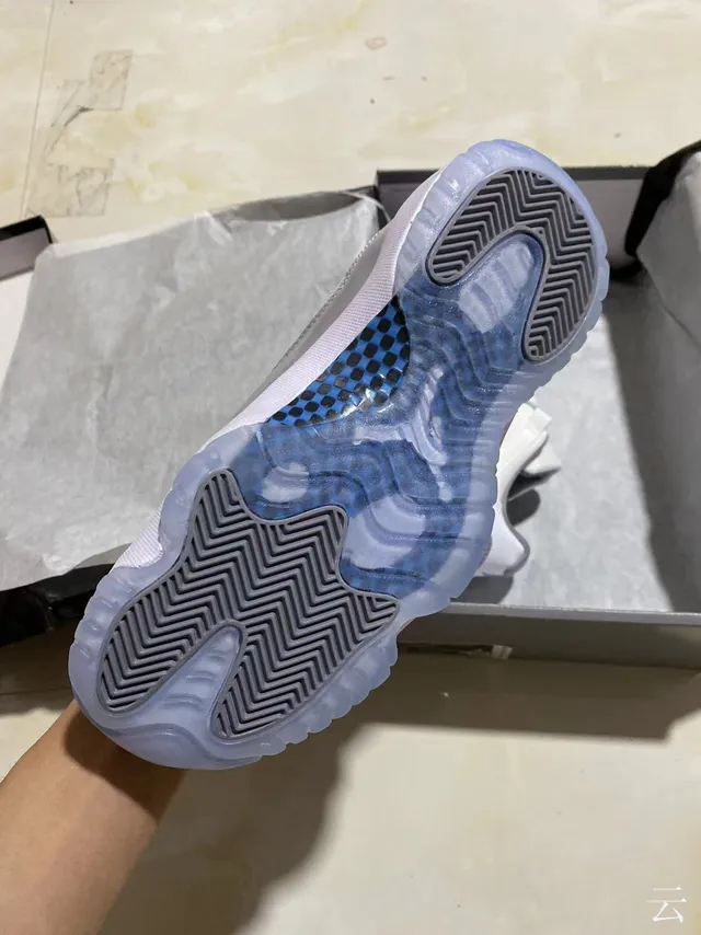 Air Jordan 11 Chaussures de Basketball Blanc Gris Semelle Translucide 5