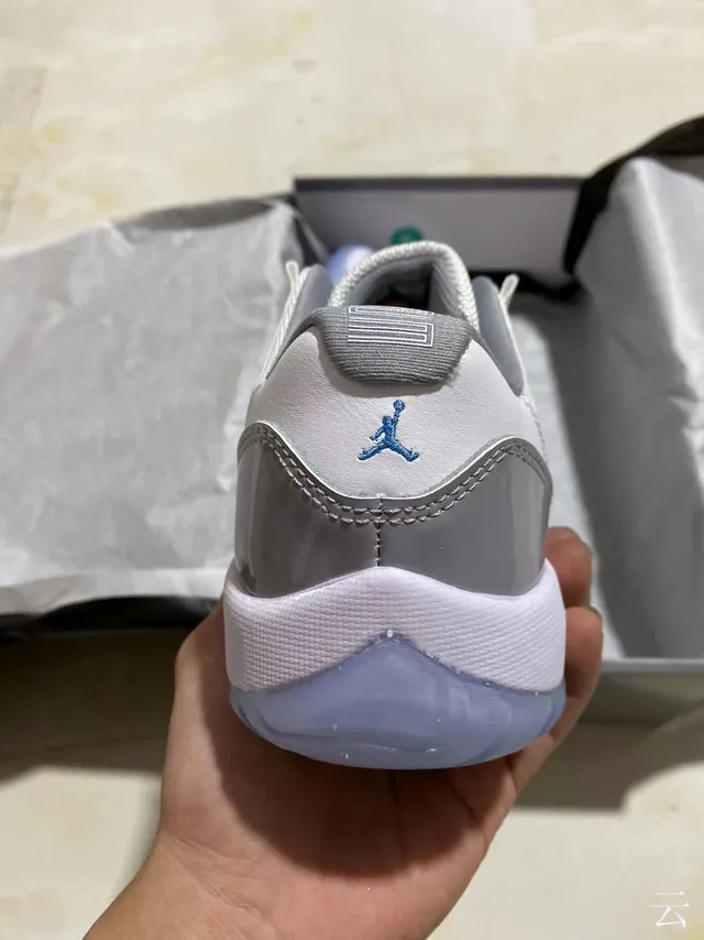 Air Jordan 11 Chaussures de Basketball Blanc Gris Semelle Translucide 6