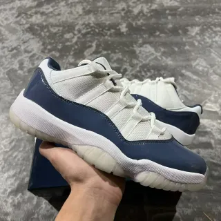 Tênis de basquete Air Jordan 11 em couro envernizado branco e azul-marinho