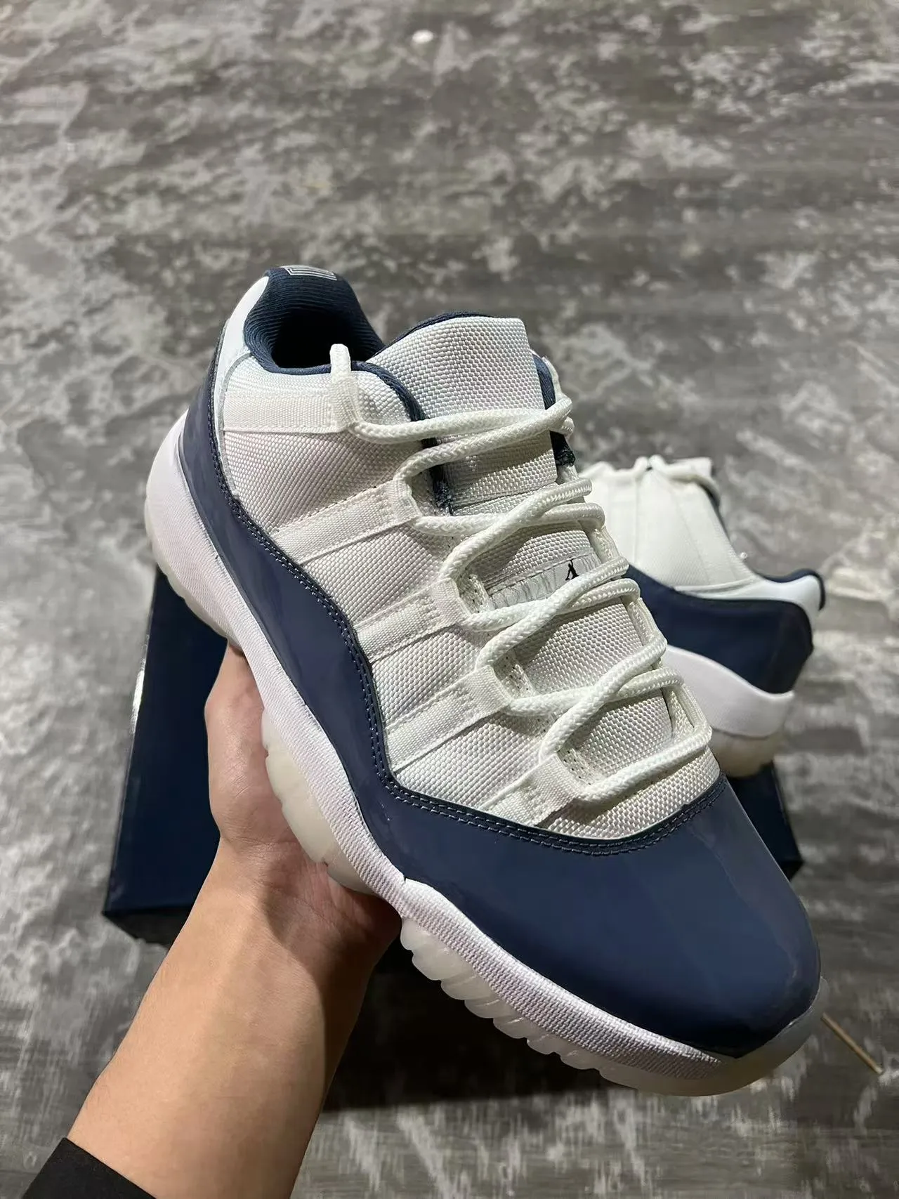 Tênis de basquete Air Jordan 11 em couro envernizado branco e azul-marinho 2