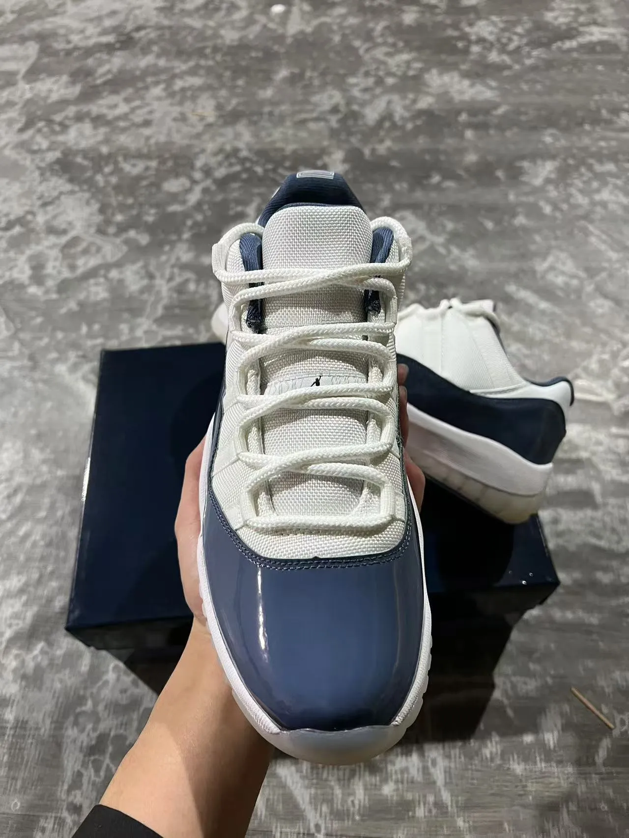 Tênis de basquete Air Jordan 11 em couro envernizado branco e azul-marinho 3