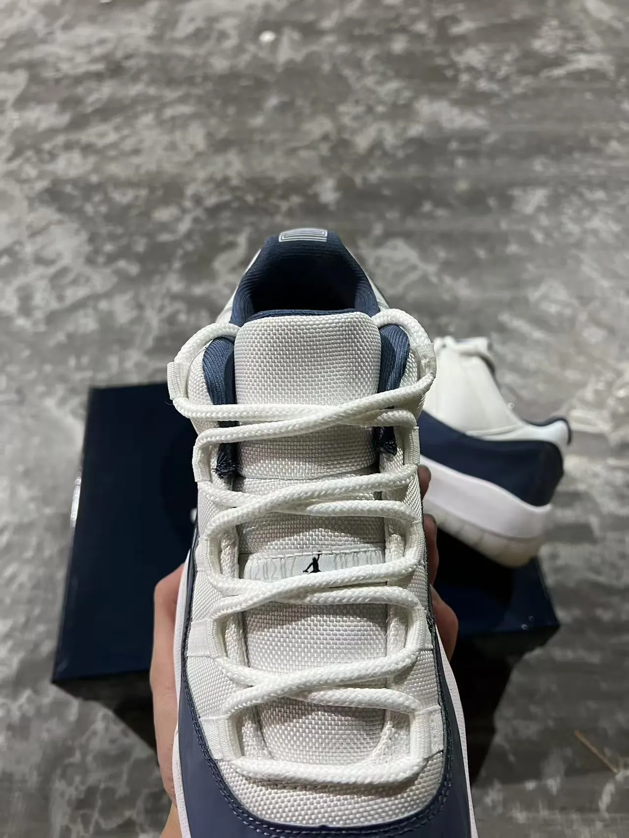 Tênis de basquete Air Jordan 11 em couro envernizado branco e azul-marinho 4