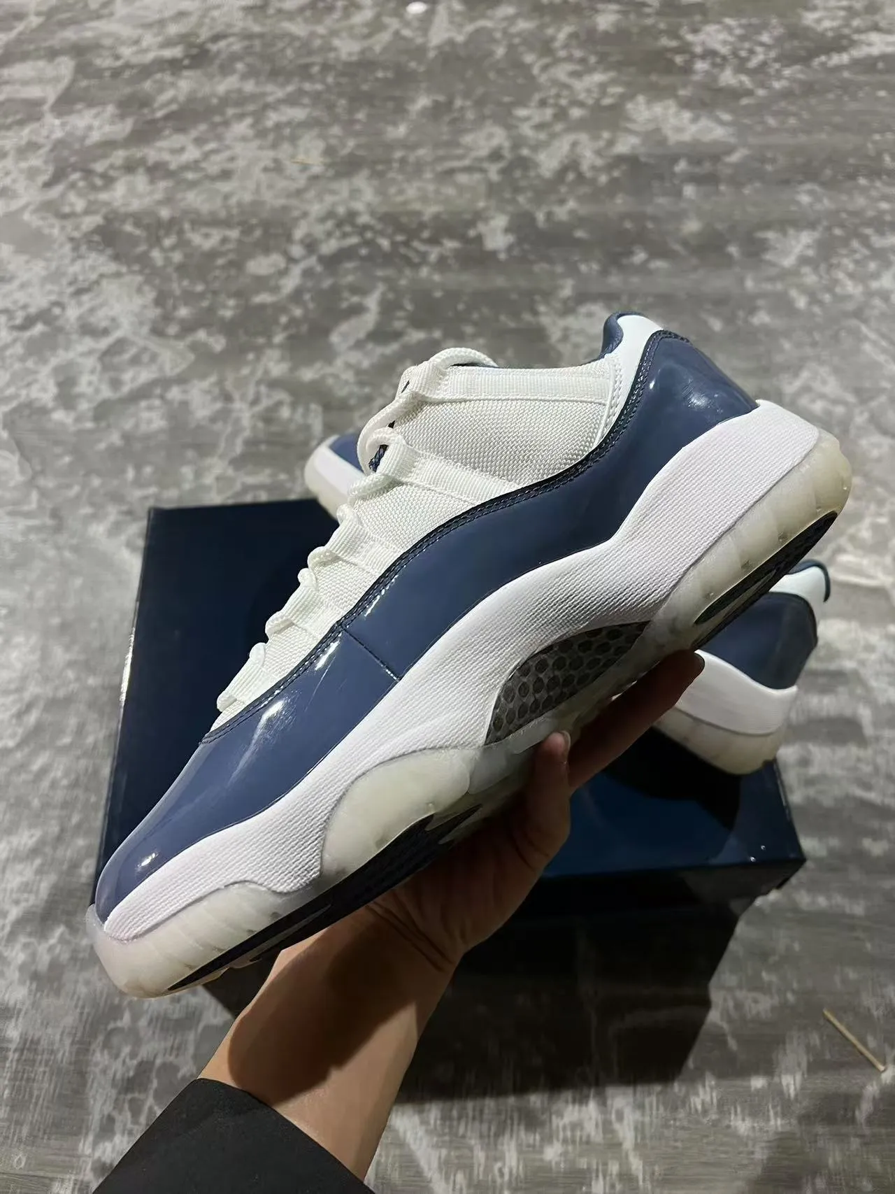 Tênis de basquete Air Jordan 11 em couro envernizado branco e azul-marinho 5