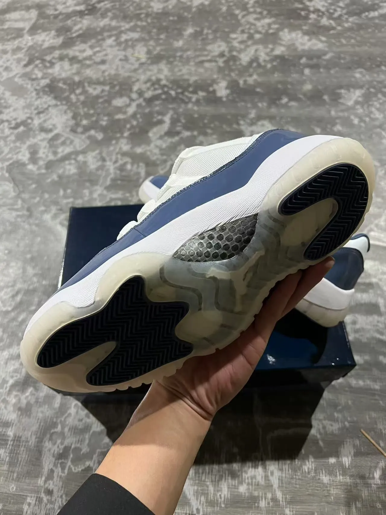 Tênis de basquete Air Jordan 11 em couro envernizado branco e azul-marinho 6