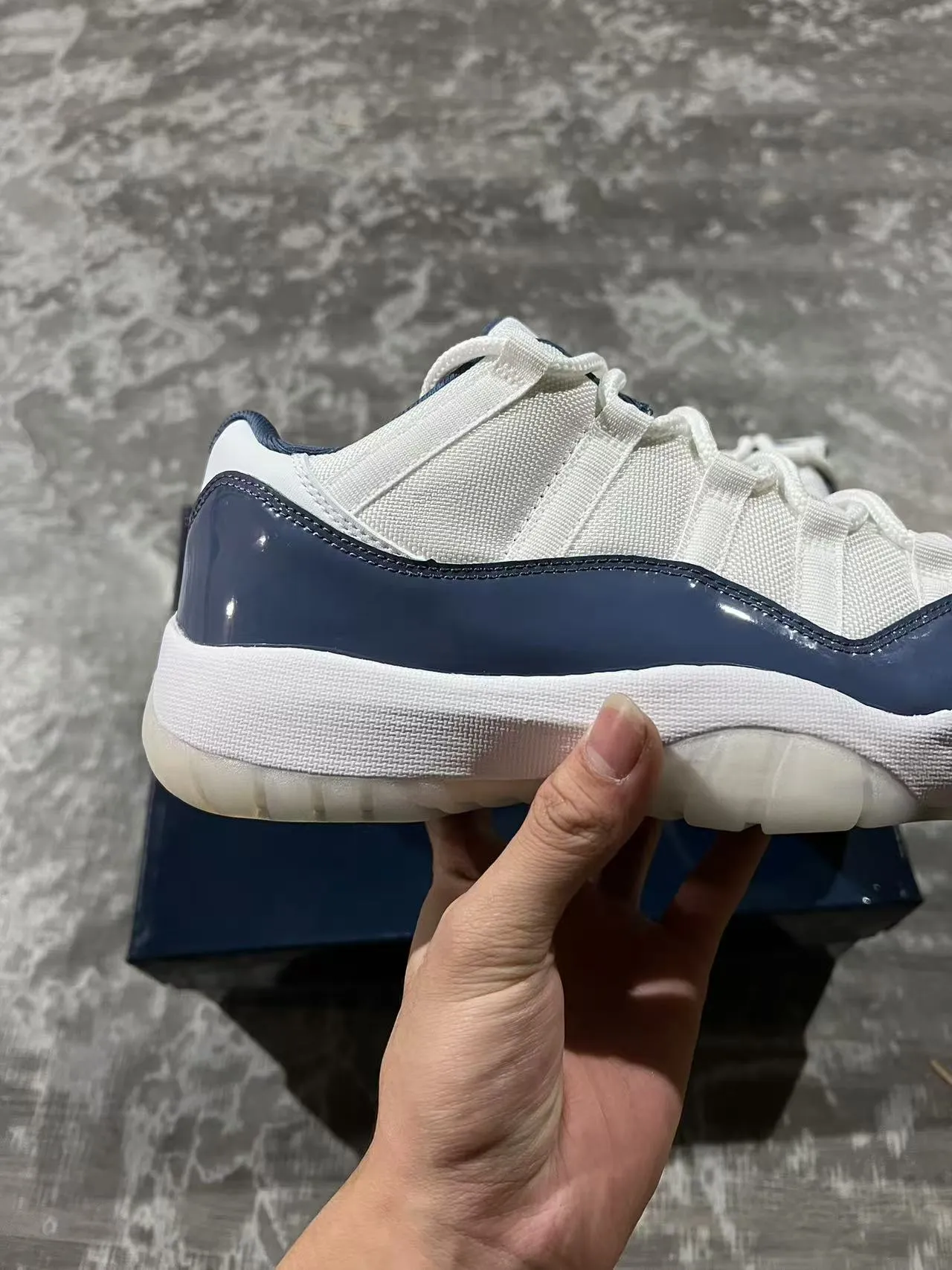 Tênis de basquete Air Jordan 11 em couro envernizado branco e azul-marinho 7