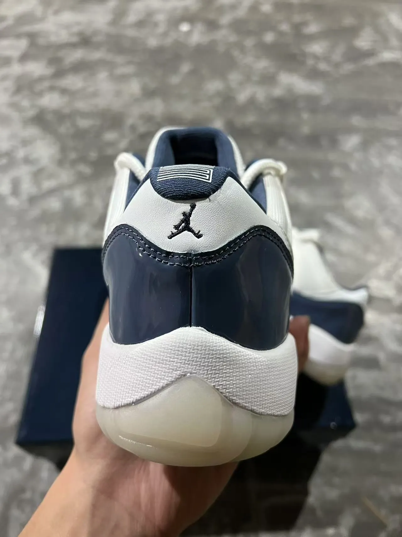 Tênis de basquete Air Jordan 11 em couro envernizado branco e azul-marinho 8